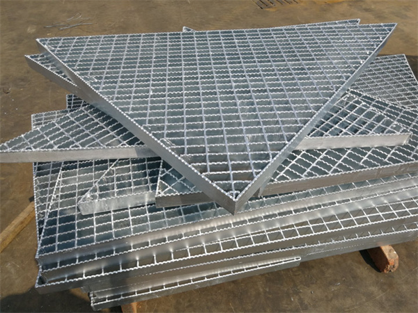 琼中云南临沧赵总订购的异形钢格板正在装车中